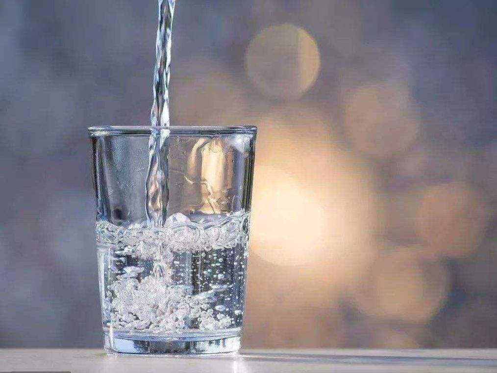 健身中補(bǔ)水你真的喝對了嗎？喝水還是運(yùn)動飲料？